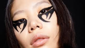 Graphic Eyeliner 2